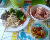 รูปขั้นตอนการทำที่ 2 ของ ต้มยำโครงไก่ใส่เห็ด