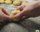 Foto del paso 5 de la receta: Bollos de naranja. Panecillos de naranja rellenos de mermelada de naranjas amargas