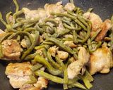 Foto del paso 5 de la receta: Pollo con nopales en salsa de guajillo🌺