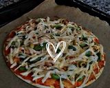 صورة لخطوة 2 من وصفة بيتزا بخبز تورتيلا 🍕