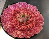 Une image de l'étape 2 de Carpaccio de betteraves schiogga et jambon cru sauce fromage blanc et citron aux herbes.