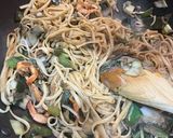 Une image de l'étape 4 de Linguine sautées aux légumes de saison.