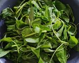 Foto langkah ke 1 dari resep Sayur Bayam Bumbu Kunci.