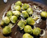 Foto del paso 9 de la receta: Pollo marinado con coles de Bruselas