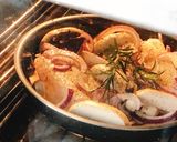 Hình bước làm 2 của món Cá Tuyết Nướng Nấm Mỡ Nâu & Lá Thơm Provence