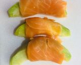 Hình bước làm 1 của món Cá hồi xông khói cuộn trái cóc tươi