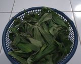 Foto langkah ke 1 dari resep Sayur Daun Singkong Kuah Santan Udang Rebon.
