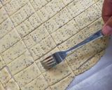 Foto langkah ke 3 dari resep Chia Crackers Sourdough Discard.