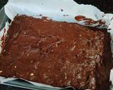 Foto langkah ke 9 dari resep Soft and Chewy Triple Chocolate Fudge Brownies.