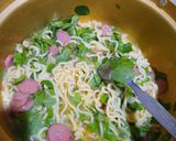 Foto langkah ke 2 dari resep Martabak mie daun kelor.