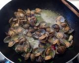 Foto del passaggio 6 della ricetta Trenette con vongole, asparagi e aglio dolce