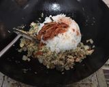 รูปขั้นตอนการทำที่ 5 ของ ข้าวผัดแซลมอนสไปซี่กิมจิ