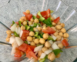 Foto del paso 3 de la receta: Ensalada de garbanzos con atún