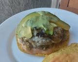 Foto del paso 10 de la receta: Hambur-arepa con aguacate🥙 cebolla caramelizada y mayomostaza ahumada🫓🍔