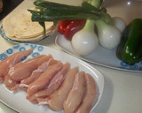 Foto del paso 1 de la receta: Fajitas de solomillo de pollo y pimientos
