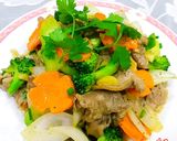 Hình bước làm 5 của món Thịt bò xào hành tây,bông cải xanh và cà rốt