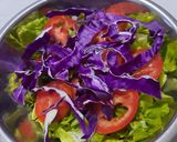 Foto del paso 3 de la receta: Ensalada con repollo morado, tomate, lechuga