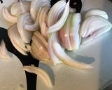 Une image de l'étape 1 de Queue de lotte aux poivrons rouges, oignon et herbes au vin blanc et citron.