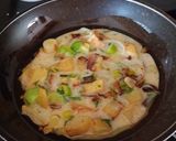 A picture of step 2 of Oven-Baked Potato Omelette Stuffed with Ham and Cheese.