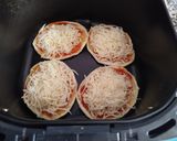 Foto del paso 5 de la receta: Mini pizzas de pollo en Freidora de aire o al Horno tú eliges