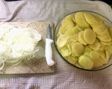 Foto del paso 1 de la receta: Tortilla de papas rellena con queso y jamón