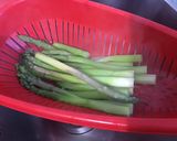 Une image de l'étape 10 de Salade tiède de pommes de terre et asperges au lard, tomates et oignon doux.