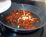 Foto del paso 3 de la receta: Garbanzos salteados con chorizo y albahaca