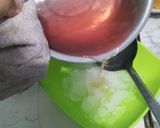Foto langkah ke 3 dari resep Es Kuwut Nutrijell Stroberi Mix Cocorio Stroberi.