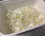 Une image de l'étape 3 de Oignons croustillants marinés épicés grillés.