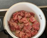Hình bước làm 2 của món Bò hầm kiểu Hungary