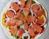 Hình bước làm 7 của món Pizza cá hồi xúc xích thịt xông khói