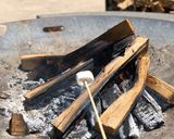 Hình bước làm 1 của món Kẹo nướng marshmallow kẹp bánh qui giòn cracker