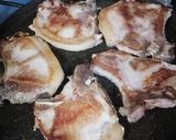 Foto del paso 1 de la receta: Chuletas en chile pasilla 🐽