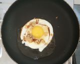 Foto langkah ke 3 dari resep Telor Ceplok Kecap Asin.