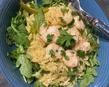 Une image de l'étape 4 de Orzo aux crevettes 🦐 sauce ail 🧄 & persil 🌿 avec du poivron 🫑 & du citron 🍋.