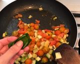 Foto del paso 3 de la receta: Spaghetti con tomates, zapallito y albahaca