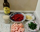 Foto del paso 2 de la receta Arroz con chocos y langostinos, almejas al ajillo y pimientos fritos
