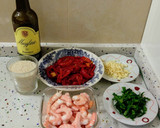 Foto del paso 2 de la receta: Arroz con chocos y langostinos, almejas al ajillo y pimientos fritos