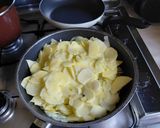 Foto del paso 2 de la receta: Tortilla de patatas con cebolla