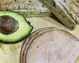 صورة لخطوة 1 من وصفة ساندويتش التيركي والقشقوان مع الافوكادو 🥑🥪🧀