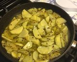 Foto del passaggio 2 della ricetta Uova a spezzatino con patate