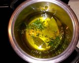 Foto del paso 2 de la receta Aceite aromático de orégano y tomillo