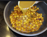 Foto del paso 4 de la receta: Garbanzos con calamares en lata