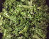Hình bước làm 5 của món Thí nghiệm cùng cải xoăn: kale salad và kale chip