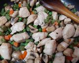 Foto del paso 2 de la receta: Pollo con champiñones y verduras