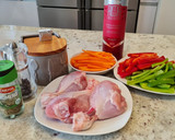 Foto del paso 1 de la receta: Muslos de pollo guisados con pimientos, zanahorias y romero