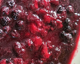 Foto del paso 5 de la receta: Reducción de frutos rojos con crema de queso y crumble de choco