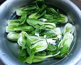 Hình bước làm 1 của món Cải Thìa Xào Nấm Đông Cô