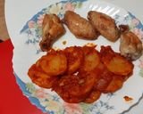 Foto del paso 5 de la receta Alitas de pollo fritas acompañadas de patatas con tomate