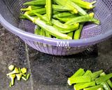 A picture of step 1 of Bhindi/Okra Gravy Masala.